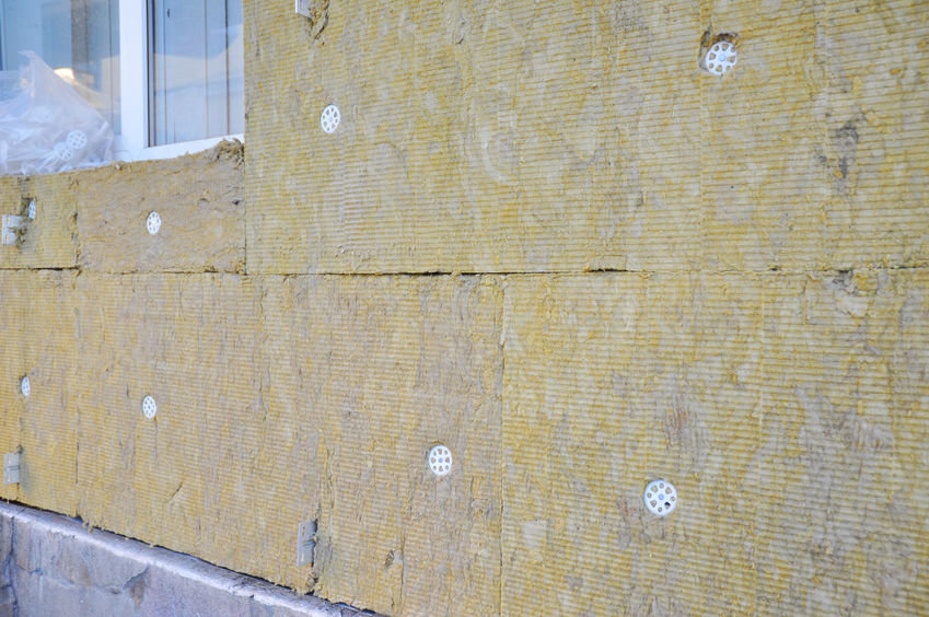 Bild zeigt eine mit Steinwollplatten gedämmte Außenfassade