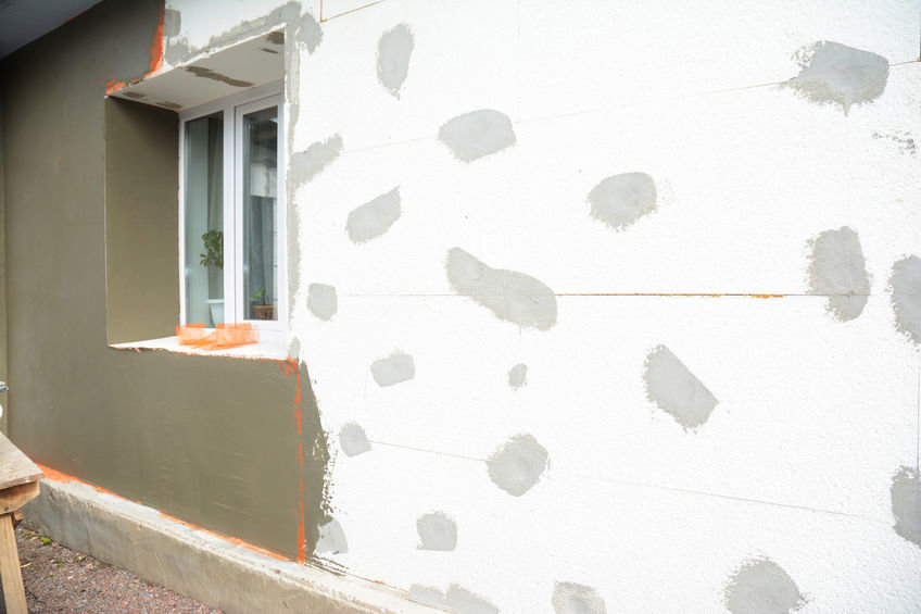 Bild einer Hauswand mit Fenster mit Styropor gedämmt wird